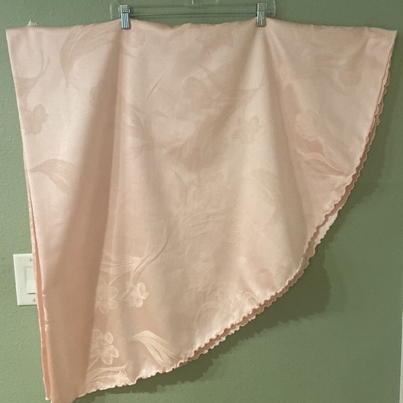 Pink With Floral Print Round Damask Tablecloth - Picture 1 of 3
